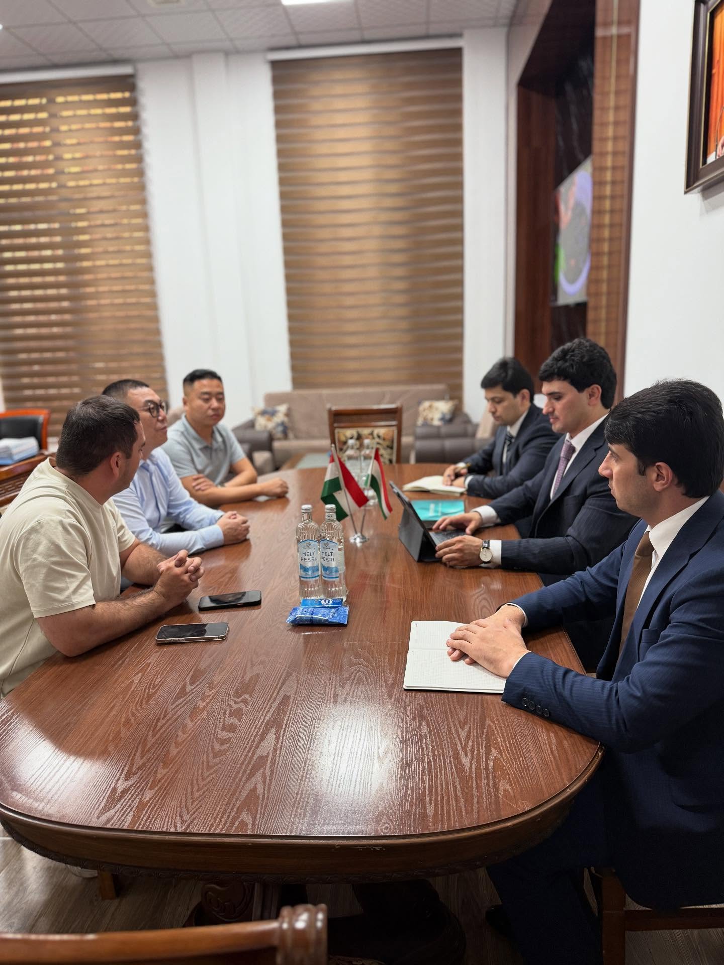 Мулоқот бо сармоягузорон аз Ҷумҳурии Мардумии Чин